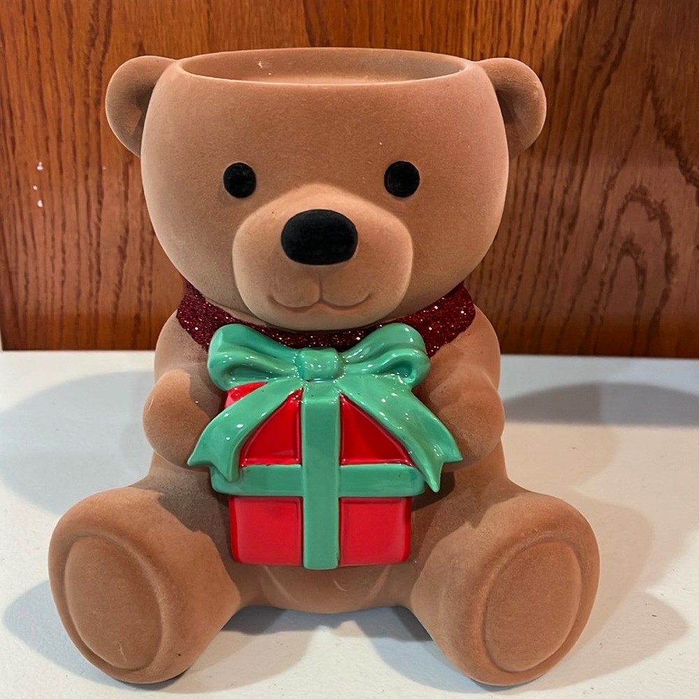BATH & BODY WORKS. BEAR WITH PRESENT PEDESTAL 3 WICK. CANDLE HOLDER NEW.